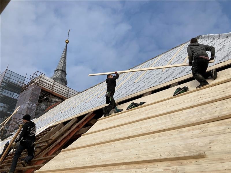 Dachdecker haben keine Höhenangst: Die Ziegel auf der Südseite der Liebfrauenkirche in Horneburg sind runter, die Konstruktion des neuen Daches ist bereits zu sehen. Foto: Vasel