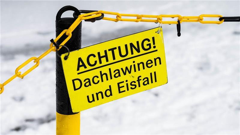 Dachlawinen und herabfallende Eiszapfen können für Passanten zur Gefahr werden.