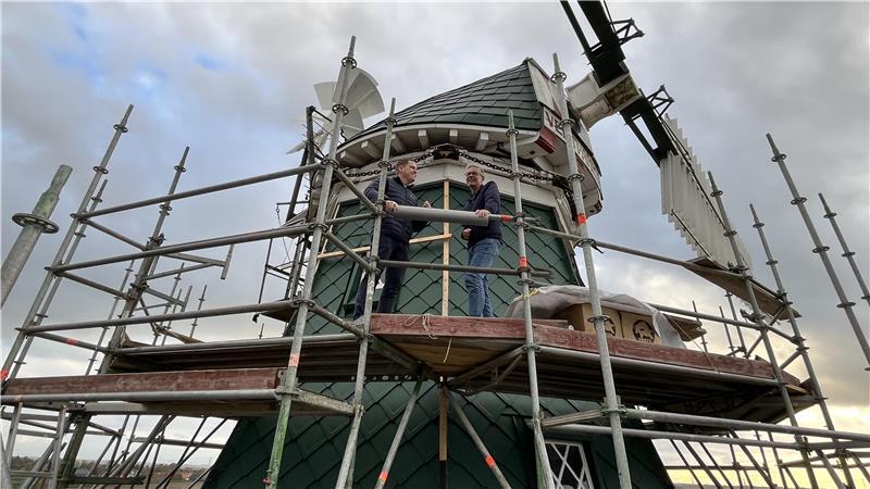 Windmühle Venti Amica am Achtkant wieder schick und dicht Dachsanierung: Dennis Trautmann und Jörg Olschewski (rechts) stehen auf dem Gerüst auf Höhe des Achtkants der Windmühle Venti Amica in Twielenfleth.