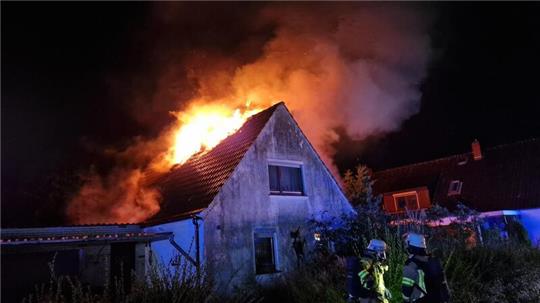 Dachstuhlbrand in Bremerhaven: Neben zahlreichen Einsätzen in vollgelaufenen Kellern musste die Feuerwehr auch ein brennendes Haus löschen. Foto: Feuerwehr Bremerhaven