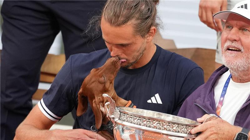 Dackel-Kuss fürs Herrchen - Zverev gewinnt French Oen