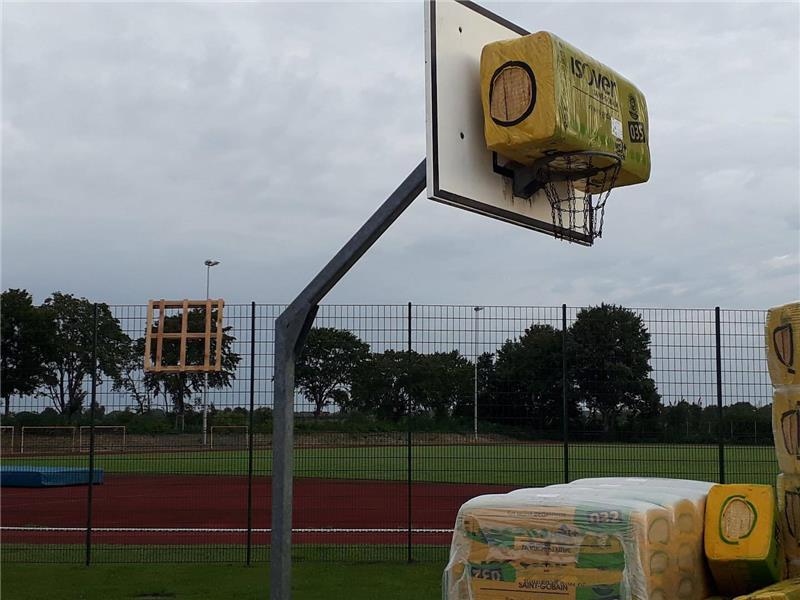 Dämm- und Baustoffe wurden auf einen Basketballkorb verfrachtet. Foto: Gemeinde Jork