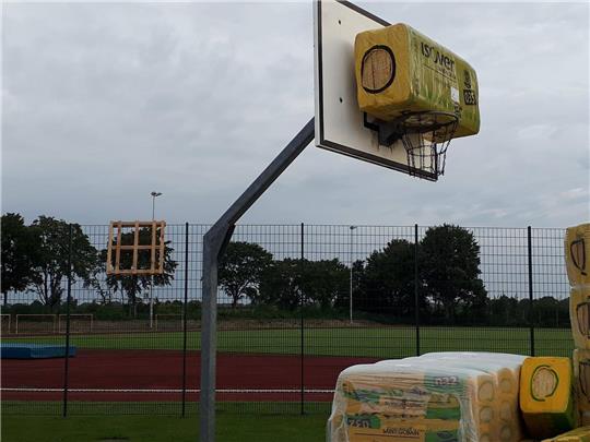 Dämm- und Baustoffe wurden auf einen Basketballkorb verfrachtet. Foto: Gemeinde Jork