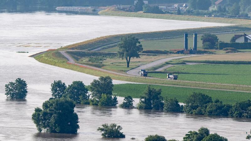 Dämme schützen vor dem Hochwasser der Donau.