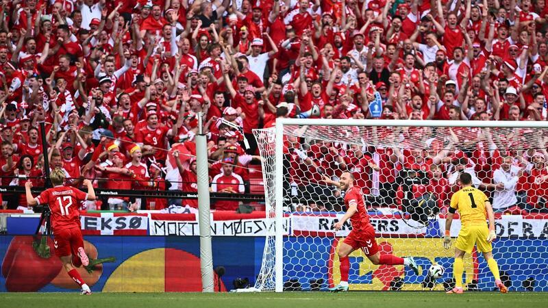 „Ärgerlich“: Janza vermasselt Dänemark ein Eriksen-Märchen Dänemarks Christian Eriksen (M) dreht jubelnd ab, nachdem er zur 1:0-Führung getroffen hatte.
