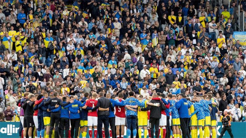 Dänemarks Christian Eriksen brach während eines Spiels gegen die Ukraine erneut auf dem Spielfeld zusammen.
