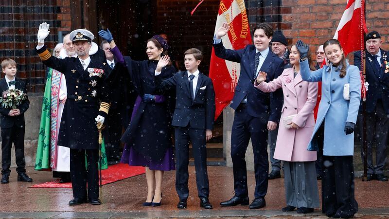 Dänemarks König Frederik X. (l-r), Königin Mary, Prinz Vincent, Kronprinz Christian, Prinzessin Isabella und Prinzessin Josephine kommen zur Feier des Thronwechsels in die Kathedrale von Aarhus.