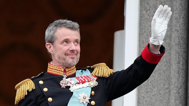Dänemarks König Frederik X. winkt vom Balkon des Schlosses Christiansborg. Der bisherige Kronprinz Frederik ist nach der Abdankung seiner Mutter Königin Margrethe II. zum neuen König von Dänemark ausgerufen worden.