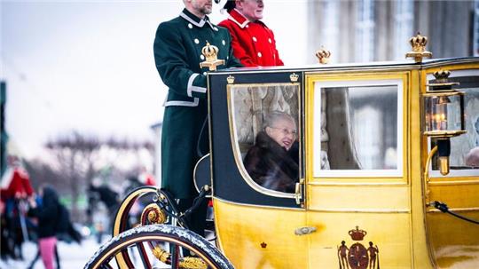 Dänemarks Königin Margrethe II. wird auf ihrem Weg vom Schloss Christian IX. in Amalienborg zum Schloss Christiansborg in Kopenhagen von einem Husarenregiment eskortiert.