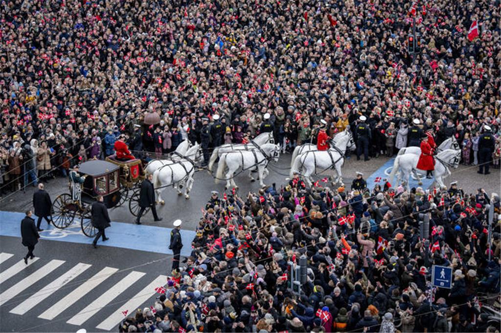 Dänemarks Königin Margrethe II. wird von der berittenen Schwadron des Garde-Husa...