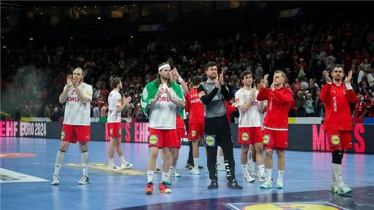 Dänemarks Mikkel Hansen (3.v.l), Torhüter Niklas Landin (M) und weitere Spieler verabschieden sich nach dem Spiel von den Zuschauern.