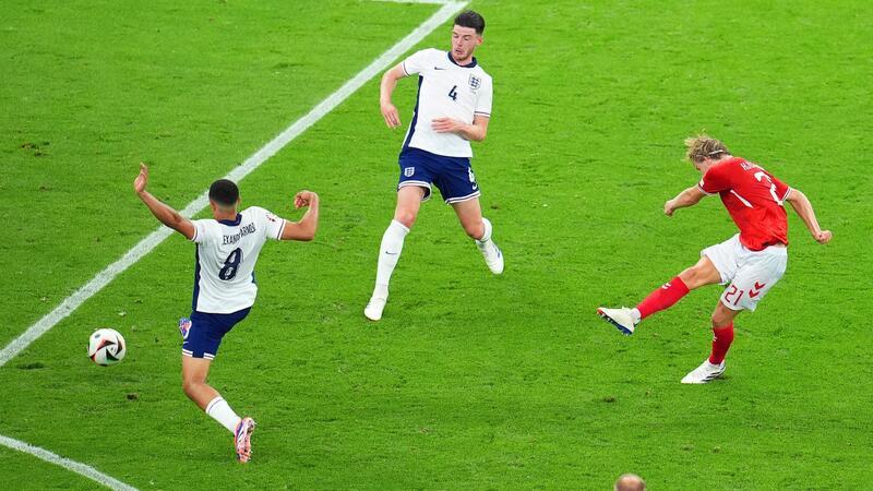 Dänemarks Morten Hjulmand (r) erzielt den Treffer zum 1:1.