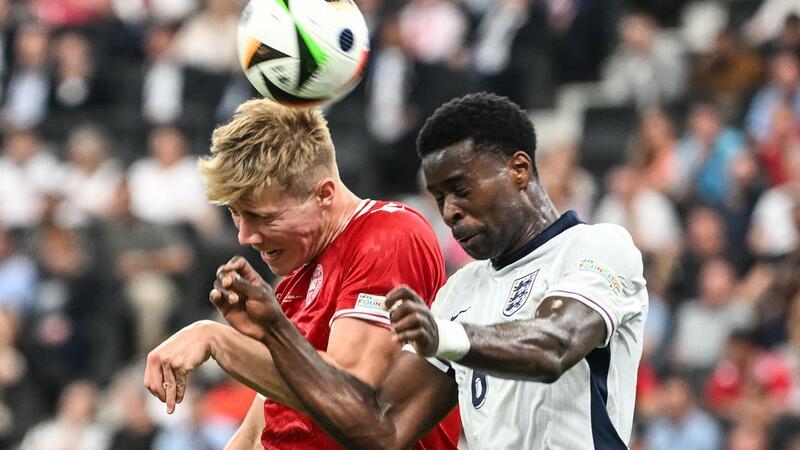 Dänemarks Rasmus Höjlund (l) und Englands Marc Guehi liefern sich ein Kopfballduell.
