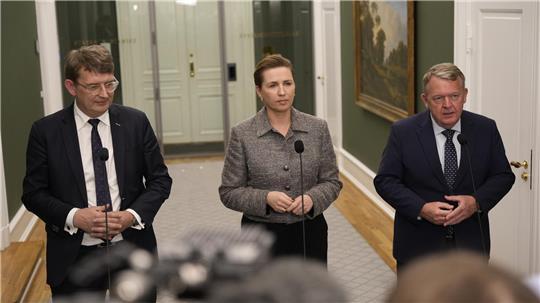 Dänemarks Regierungschefin Mette Frederiksen, Mitte, Dänemarks Verteidigungsminister Troels Lund Poulsen, links, und Dänemarks Außenminister Lars Løkke Rasmussen nach einem Treffen mit Parteivorsitzenden in Christiansborg, Kopenhagen.