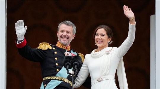 Dänemarks neues Königspaar: König Frederik X. und Dänemarks Königin Mary auf dem Balkon von Schloss Christiansborg.
