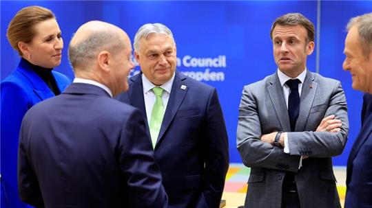 Dänermarks Ministerpräsidentin Mette Frederiksen (l-r), Bundeskanzler Olaf Scholz, Ungarns Regierungschef Viktor Orban sowie Frankreichs Staatspräsident Emmanuel Macron in Brüssel.