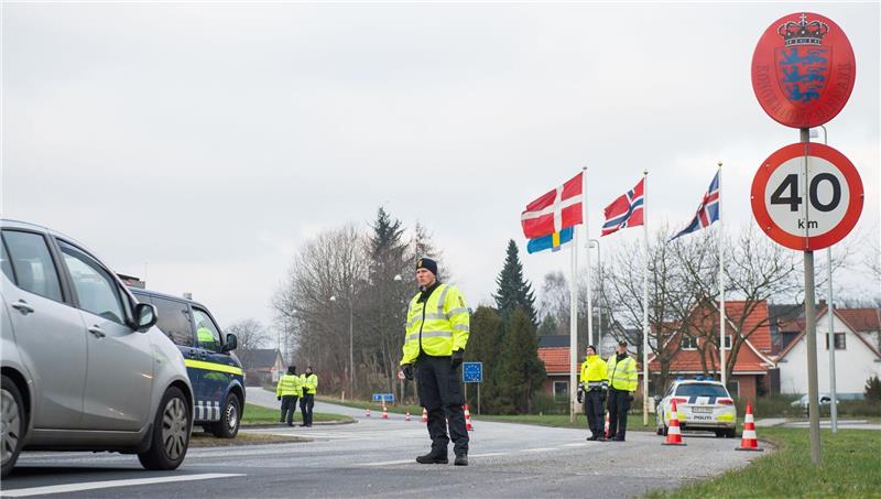 Dänische Grenzkontrollen werden wieder zurückgefahren Dänische Polizisten kontrollieren den deutsch-dänischen Grenzübergang Harrislee.