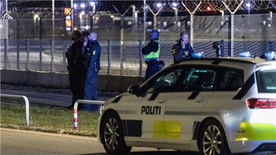 Dänische Polizisten patrouillieren am Flughafen. Am Montagabend waren am Flughafen der dänischen Hauptstadt Drohnen gesichtet worden, worauf der Luftraum über Kopenhagen bis Dienstag vier Stunden lang gesperrt war.