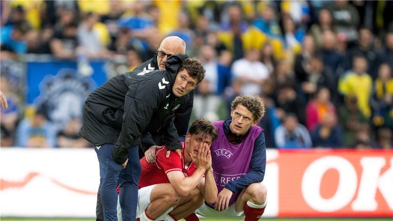 „Ich fühle mich gut“: Der Eriksen-Schock und die Folgen Dänische Spieler unter Schock: Joakim Maehle, Andreas Christensen und Jens Stage (von links) nach dem erneuten Zusammenbruch von Christian Eriksen.
