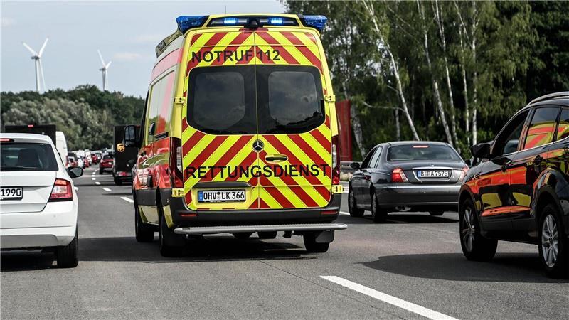 Auto steht auf A1 in Flammen – Feuerwehr steckt in Rettungsgasse fest Dafür ist sie da: Ein Rettungswagen kann durch die gebildete Rettungsgasse zum Einsatzort gelangen.