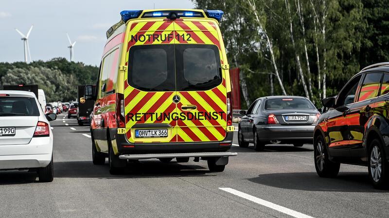 Drei Unfälle auf A26 - Vier Menschen verletzt Dafür ist sie da: Ein Rettungswagen kann durch die gebildete Rettungsgasse zum Einsatzort gelangen.