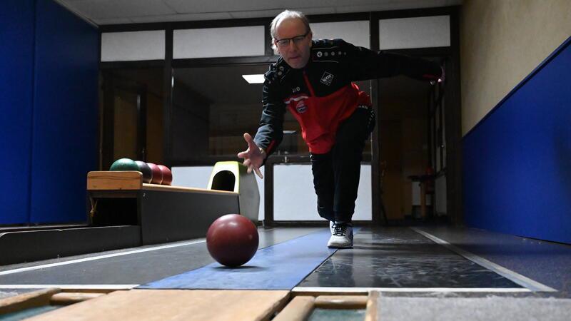 Dag Maibaum liebt diesen „Präzisionssport“, wie er es nennt. Es reizt ihn, sich auf die verschiedenen Bahnen einzustellen.