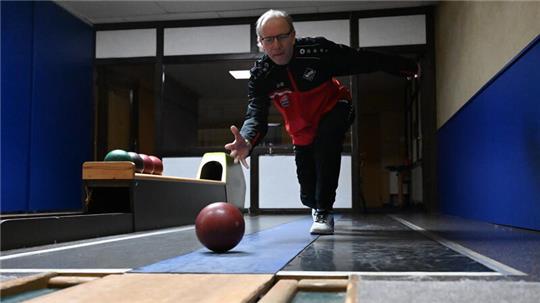 Dag Maibaum liebt diesen „Präzisionssport“, wie er es nennt. Es reizt ihn, sich auf die verschiedenen Bahnen einzustellen.