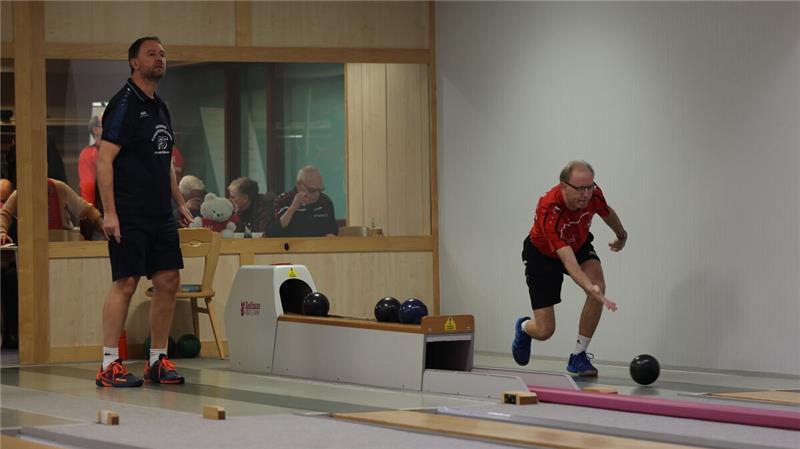 Knappe Siege lassen Stader Sportkegler weiter zittern Dag Maibaum von der KSG Cuxhaven/Stade hatte so seine Probleme mit der Heimbahn. Foto: Lütt