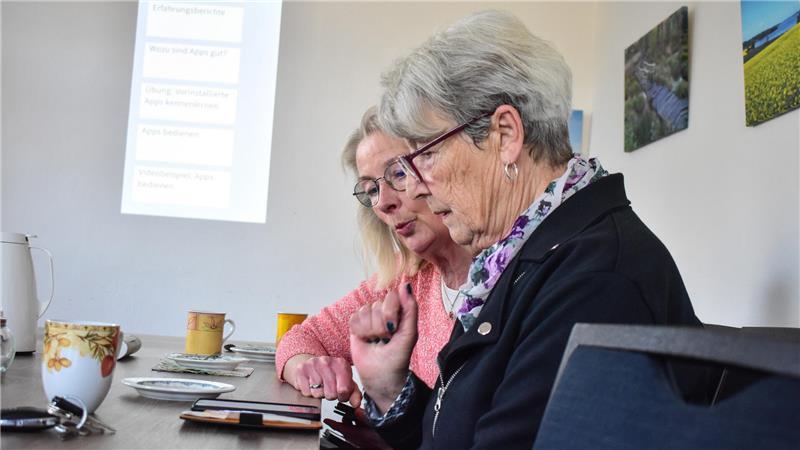 Dagmar Gräf-Porsch (links) und Gaby Möller helfen sich gegenseitig, die richtigen Apps auf ihren Smartphones zu finden.