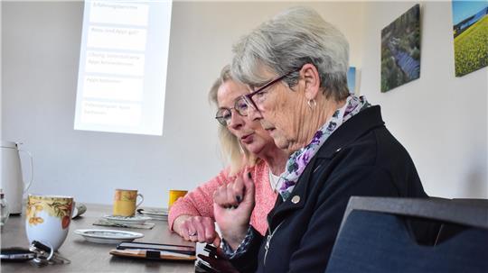 Dagmar Gräf-Porsch (links) und Gaby Möller helfen sich gegenseitig, die richtigen Apps auf ihren Smartphones zu finden.
