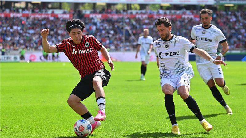 Daisuke Yokota (l) bleibt bei Hannover 96. (Archivbild)