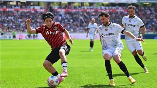 Daisuke Yokota (l) bleibt bei Hannover 96. (Archivbild)