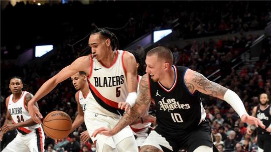 Dalano Banton (l) von den Portland Trail Blazer und Daniel Theis kämpfen um den Ball.