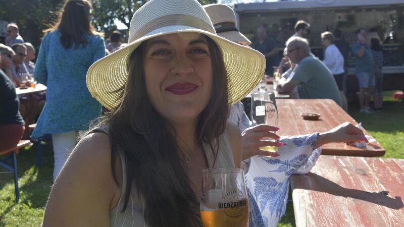 Dama Jimenz genießt ein helles Bier.