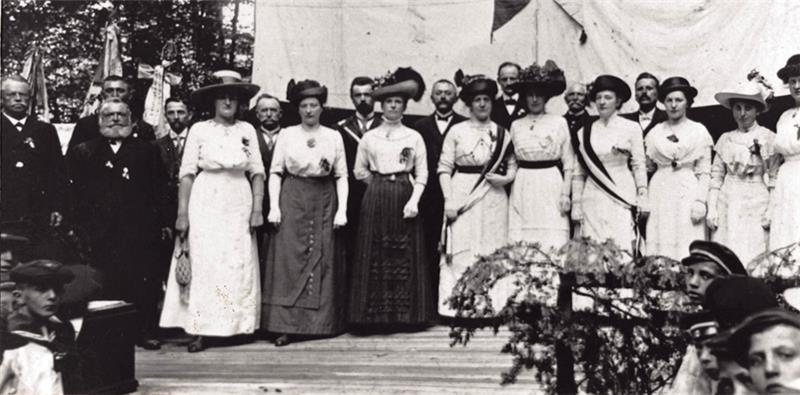 Damals: Das Foto von den Mitgliedern der Horneburger Liedertafel entstand Anfang des 20. Jahrhunderts. Vorher war der Gesangsverein ein reiner Männerchor.  Foto: Privat