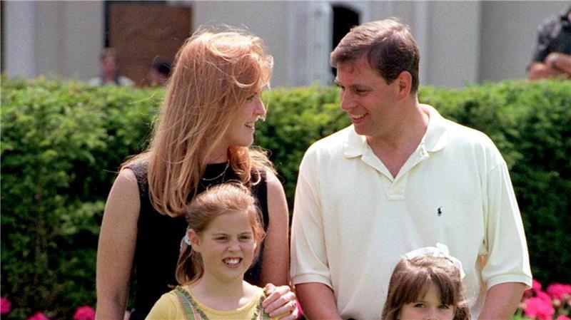 Damals noch eine glückliche Familie: Ex-Prinz Andrew mit seiner Ex-Frau Sarah Ferguson und den beiden Töchtern Beatrice und Eugenie. (Archivbild)