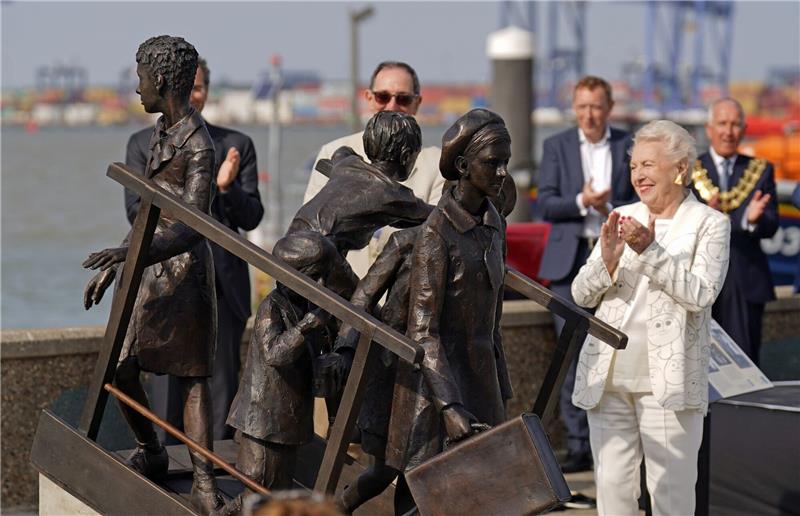 Sie nannte sich Steve: Stephanie Shirley wird 90 Jahre alt Dame Stephanie Shirley (r), bei der Enthüllung eines Denkmals für den Kindertransport am Kai von Harwich 2022.