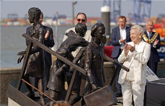 Dame Stephanie Shirley (r), bei der Enthüllung eines Denkmals für den Kindertransport am Kai von Harwich 2022.