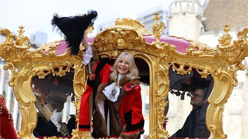 Dame Susan Langley, die 697. Lord Mayor of the City of London und first Lady Mayor of the City of London, winkt aus der goldenen Staatskutsche während der Lord Mayor’s Show.