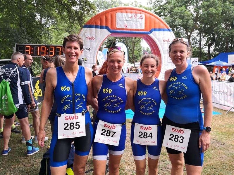 Buxtehuder Triathleten holen drei Vize-Titel Damen Team (v.l.n.r.): Maja Wenzlawe, Uta Zielke, Emma Martens und Ulrike Flämig