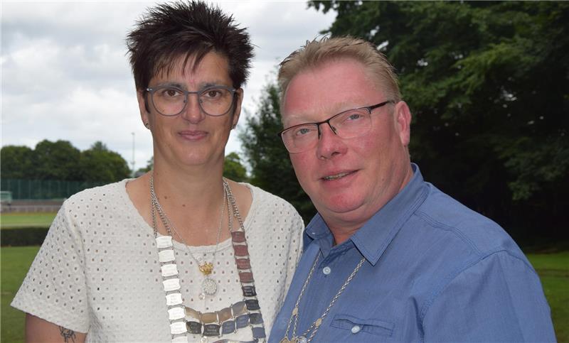 Damenkönigin Bianca Richters und König Arne Pauly repräsentieren in den nächsten zwölf Monaten den Schützenverein Altkloster. Das Foto entstand am sogenannten Tag des Bunten Rotts. Den letzten Tag des Schützenfests begehen die Schützen in Altkloster nicht in Uniform.