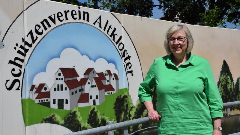 Damenkönigin Inge Cords steht an der gestalteten Wand der Zufahrt zum Schützenhaus. 1971 trat die 62-Jährige dem Schützenverein Altkloster bei.