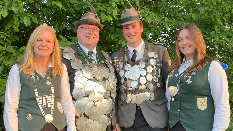 Ulf Stelling ist der neue Schützenkönig von Estebrügge Damenkönigin Katrin Wegener-Rehder, König Ulf Stelling, Jungschützenkönig Jacob Rohland und Jungschützenkönigin Anna Heinsohn.