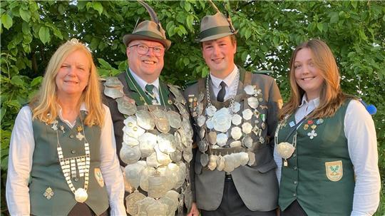 Damenkönigin Katrin Wegener-Rehder, König Ulf Stelling, Jungschützenkönig Jacob Rohland und Jungschützenkönigin Anna Heinsohn.