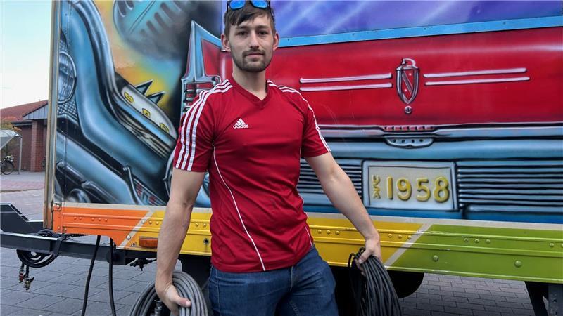 Oldendorfer Herbstmarkt eröffnet: Drei Männer bewegen 30 Tonnen Damian Falkenberg hat sich die Kabel geschnappt. Insgesamt werden 300 Meter Kabel für den Autoscooter verlegt.