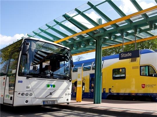 Damit Bus und Bahn besser harmonieren, wie hier am Stader Bahnhof, laufen derzeit im Hintergrund viele technische Neuerungen. Foto: KVG