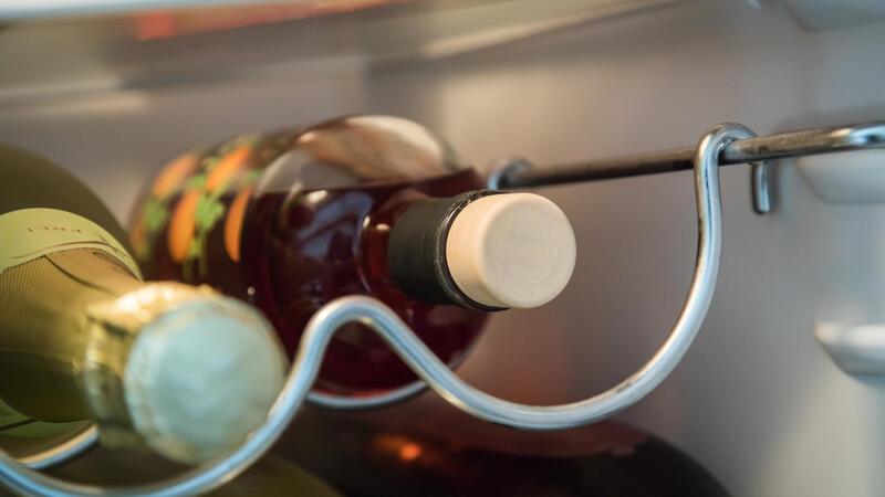 Damit Farbe und Aroma des Arancello-Likörs nicht an Qualität verlieren, sollte die Flasche dunkel, kühl und fest verschlossen aufbewahrt werden - gern auch für den nächsten Spritz gleich neben dem Sekt im Kühlschrank.