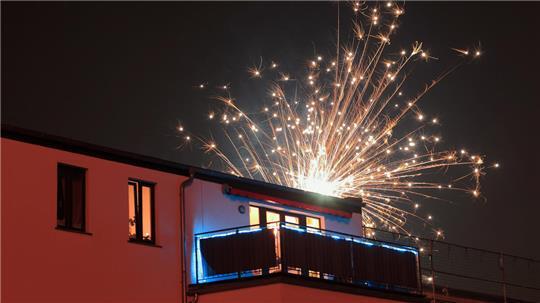 Damit Feuerwerkskörper keine Schäden im Haus anrichten können, sollten Fenster und Türen in der Silvesternacht geschlossen bleiben.