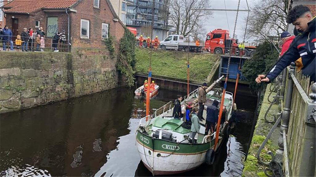 Damit das Boot beim Kranflug nicht runterfällt, müssen die Hebegurte genau auf P...