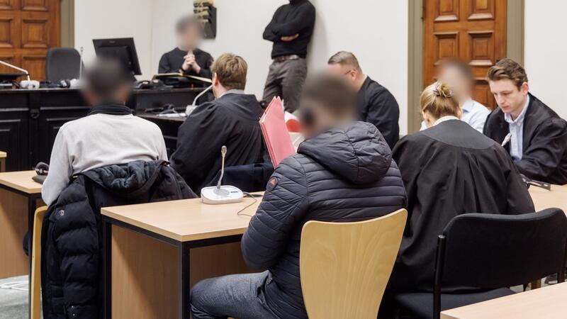 43 Millionen Euro Drogengelder weitergeleitet – Haftstrafen Damit das Geld aus den Drogengeschäften anderer vor der Polizei sicher ist, haben ein 39-Jähriger und seine Familie rund 43 Millionen Euro nach Polen und in andere Länder transportieren lassen.